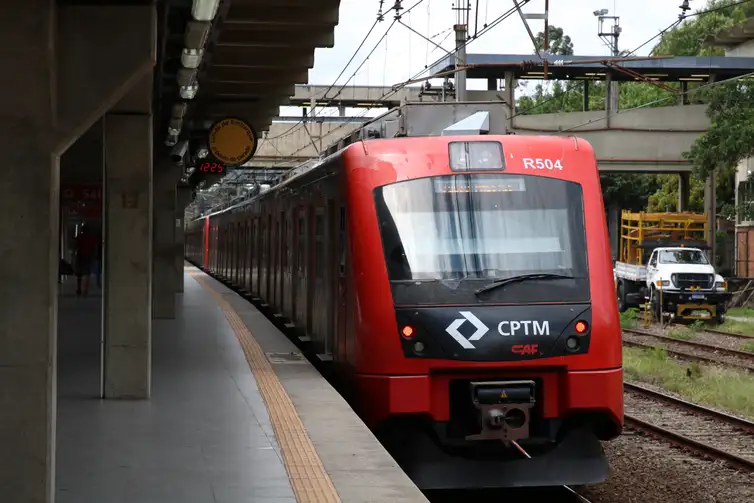 Painel eletrônico indicando linha de metrô parada em São Paulo