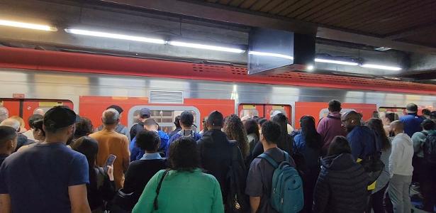 Passageiros aguardando durante falha no trem em São Paulo